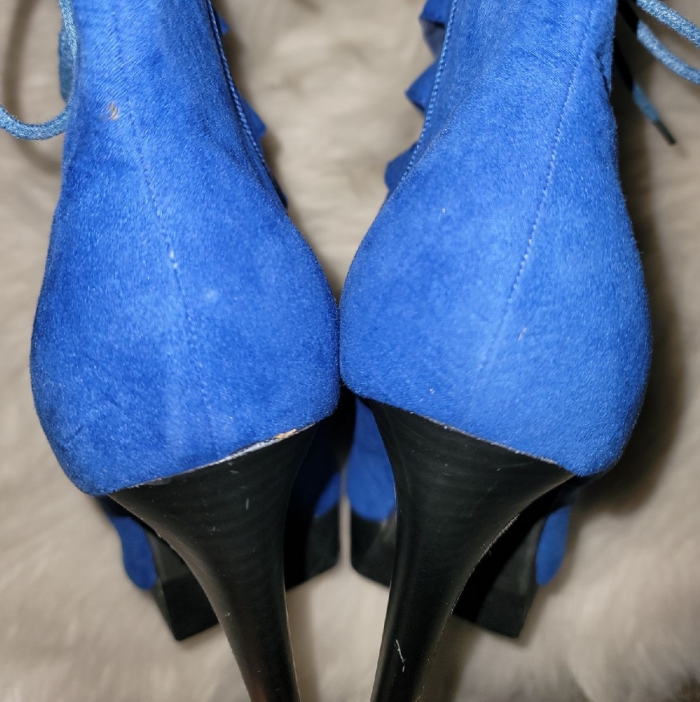 2 Lips Too Heels - Picture 5 of 8
